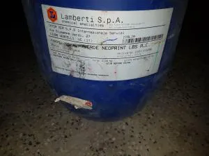 دو بشکه ۲۵ کیلویی رنگ قرمز و سبز نمایانگر ایتالیایی