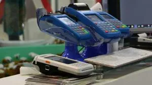 اعطای دستگاه کارتخوان به کسبه های محترم