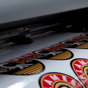 چاپ انواع استیکر با وضوح بالا در خانه طراحان سام